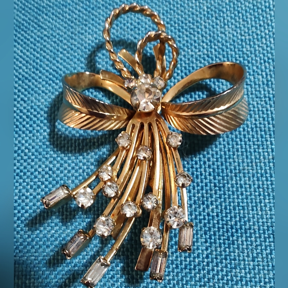 Sarah Coventry Brooch